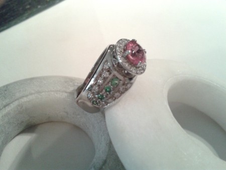 Bague en or gris serie d'un Saphir rose Tzavorites et Diamants 